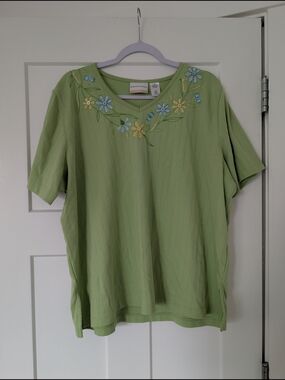 Alfred Dunner Light Green Embroidered Beaded V-Neck Tee Size 2X